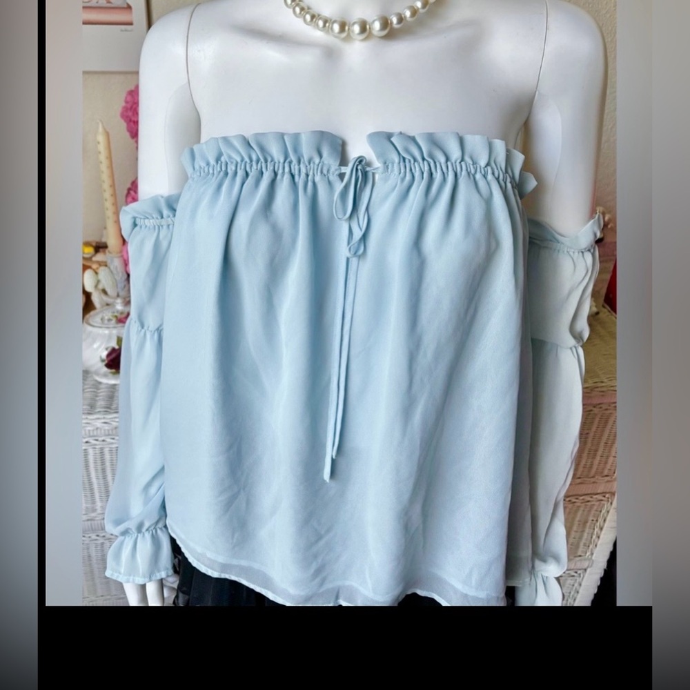Vince Camuto off shoulder peasant blouse Ruffled Edges in Powder blue Size M